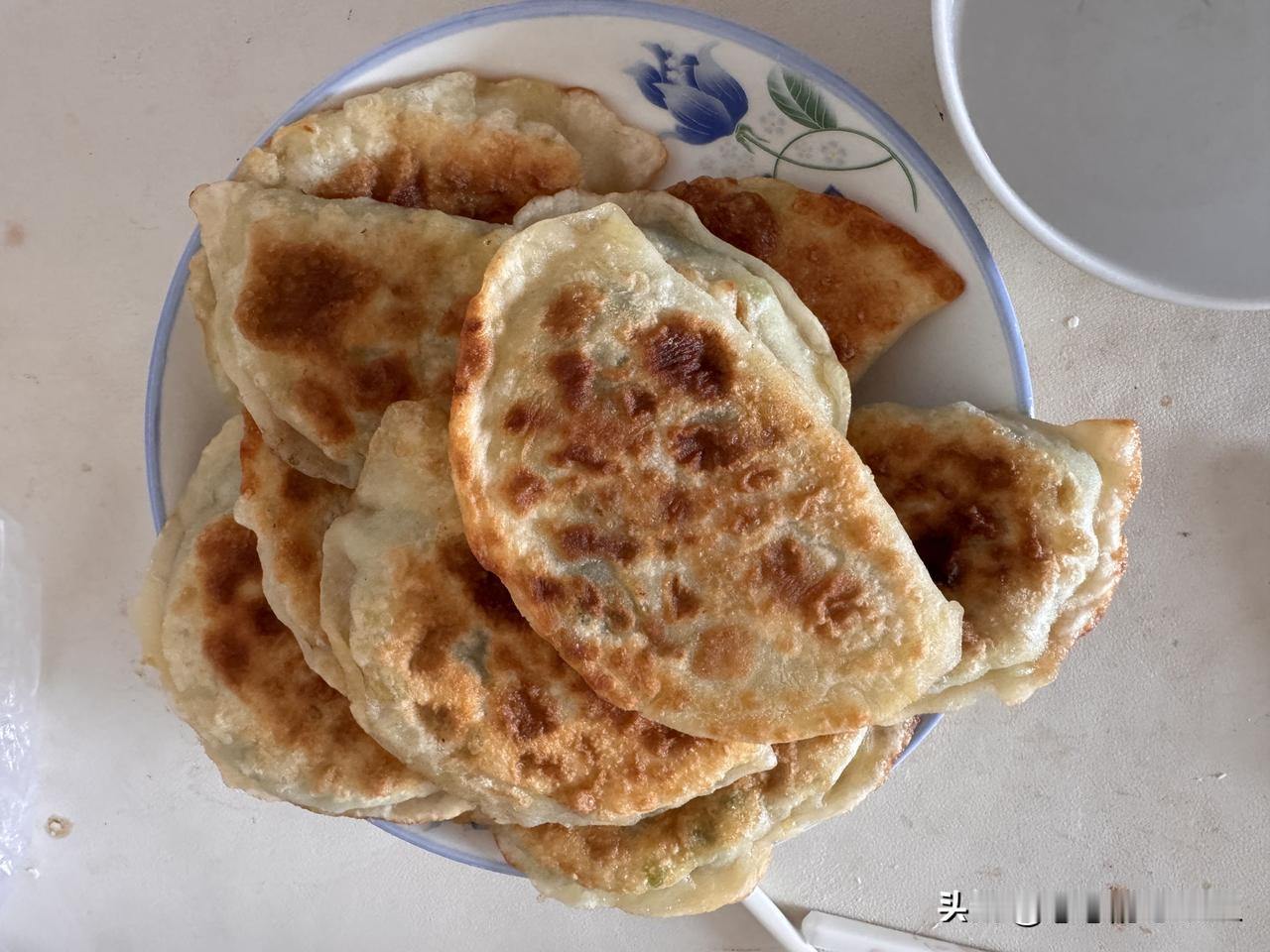 韭菜盒子，你喜欢吃吗？
昨天包了三鲜馅的饺子，剩了一点馅儿没有包完。
今天，我把