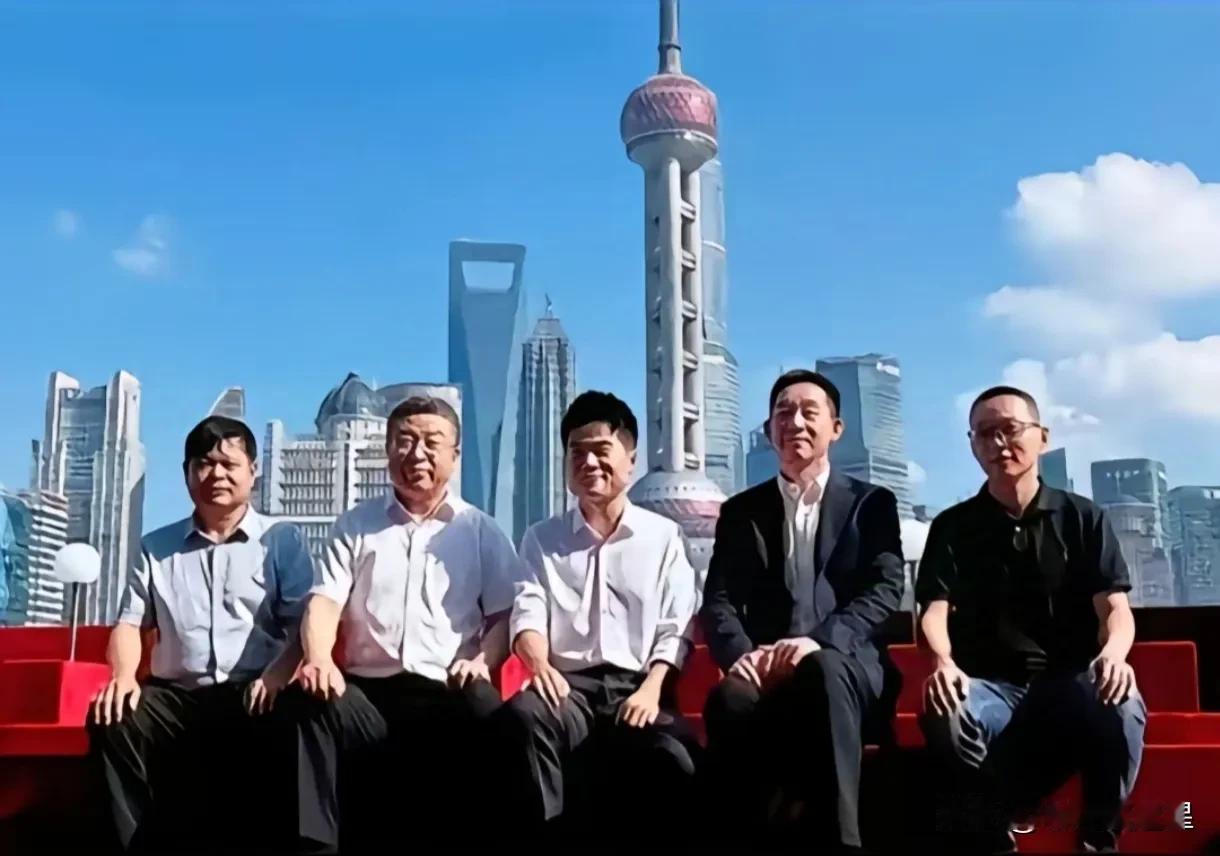 董老师和四位年长者合影
上海外滩东方明珠为背景
董老师左边是赵曙光右边是施战军