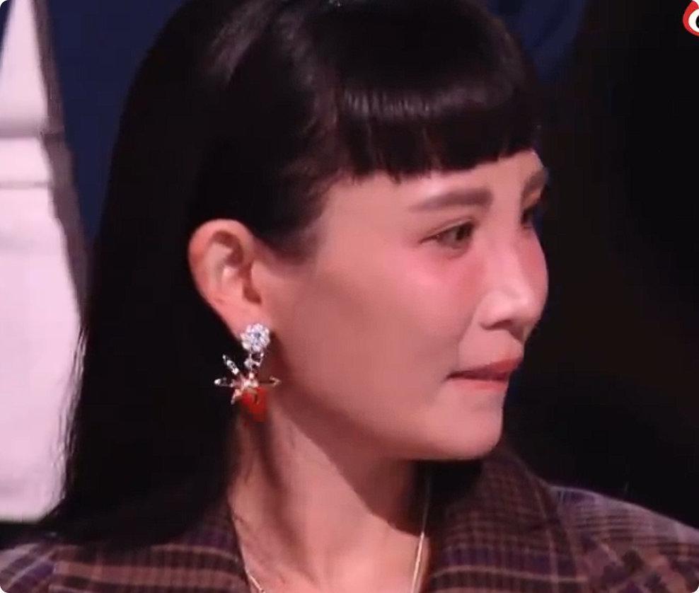 魏如萱胡萝卜耳钉歌手歌单温柔中带着几分俏皮，这一身造型真的太养眼了 