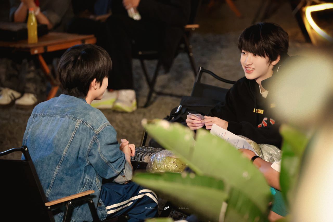 奇文宇周双人夜市晚风漫过夜市摊，奇文并肩走在烟火里，连脚步都沾着甜。 