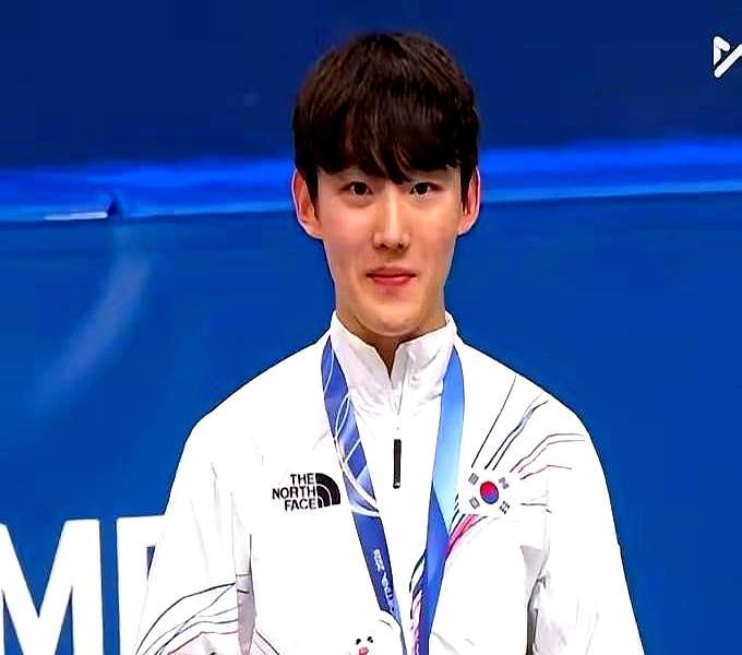 眼看着金牌要到手，两人却被英国选手直接铲飞，一个膝盖当场缝针。
 
倒数第五圈，