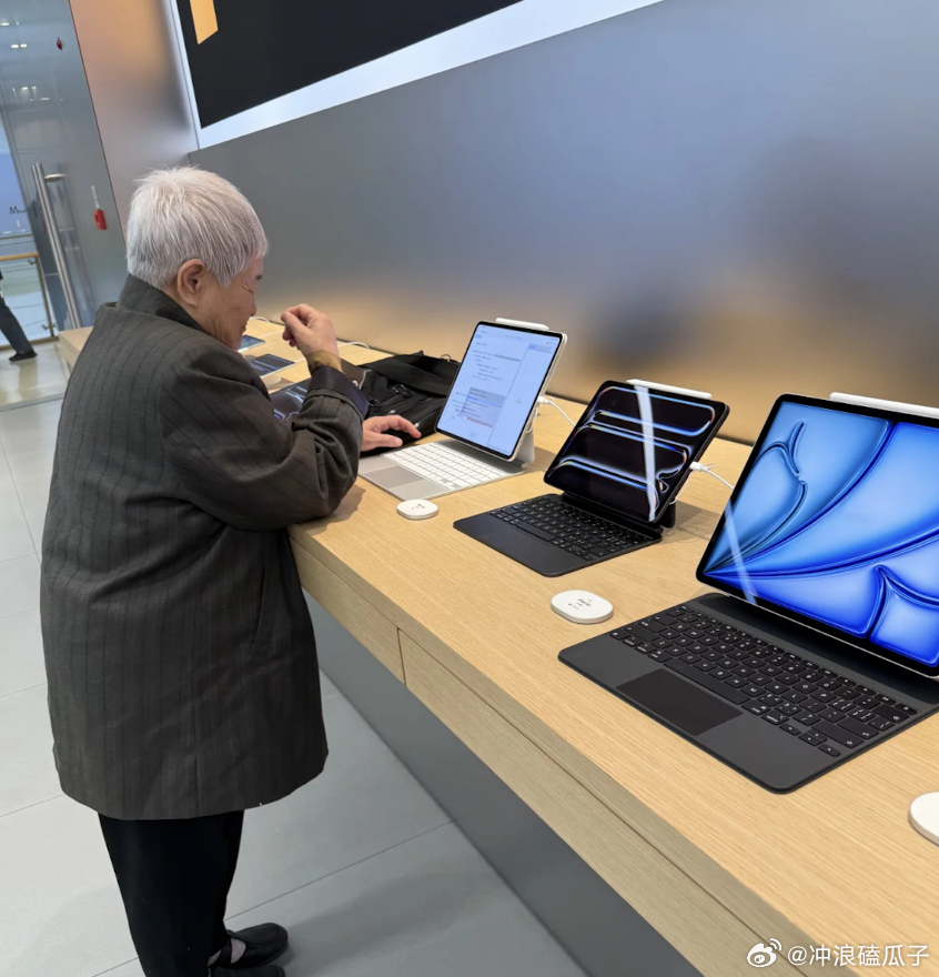 《老奶奶学编程》《 其实是教授 》😂 