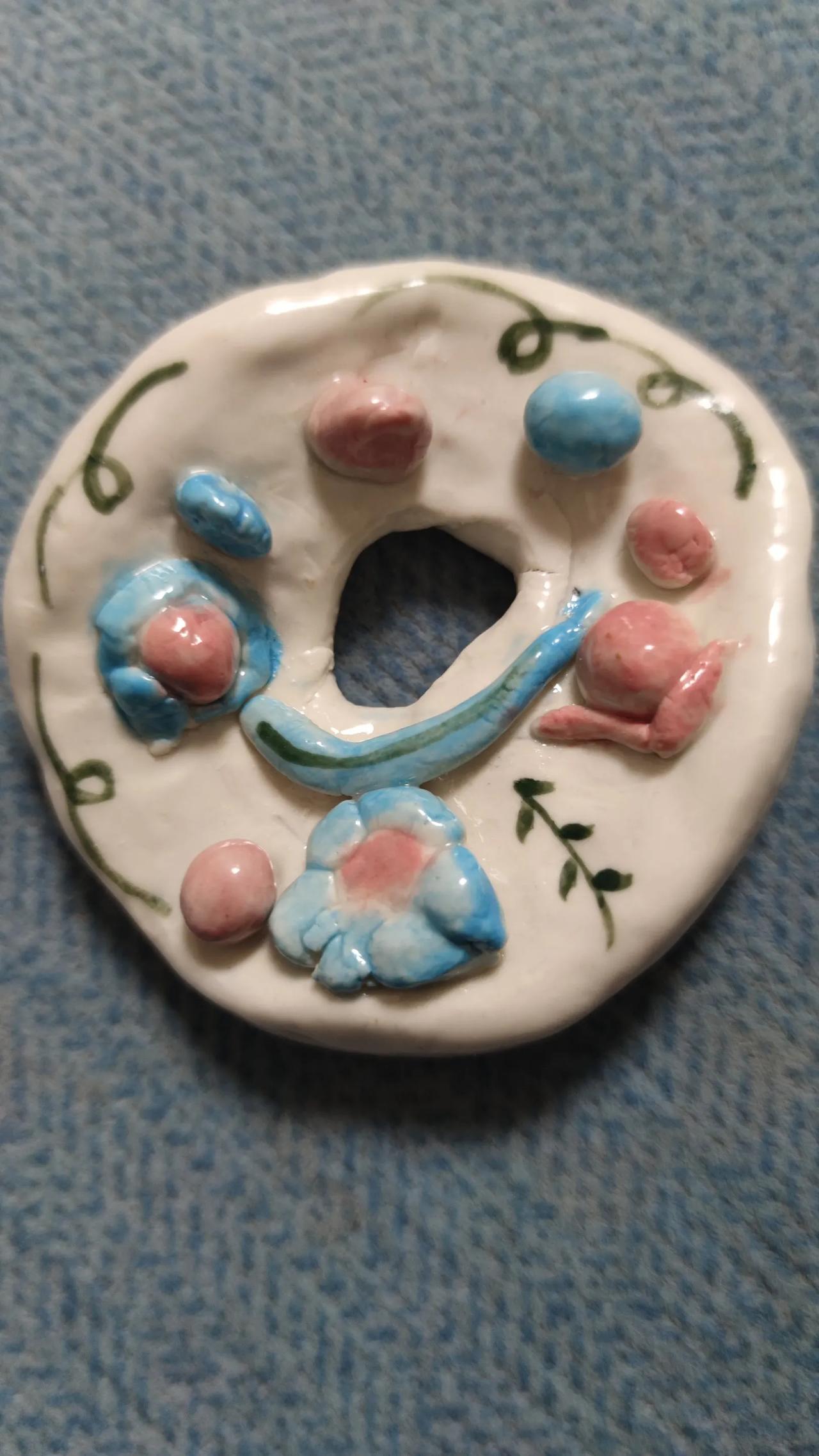 孙女每周都有陶艺课，做的作品真的很好笑，尤其那一棵大树，上面有一个鸟窝，鸟窝里面