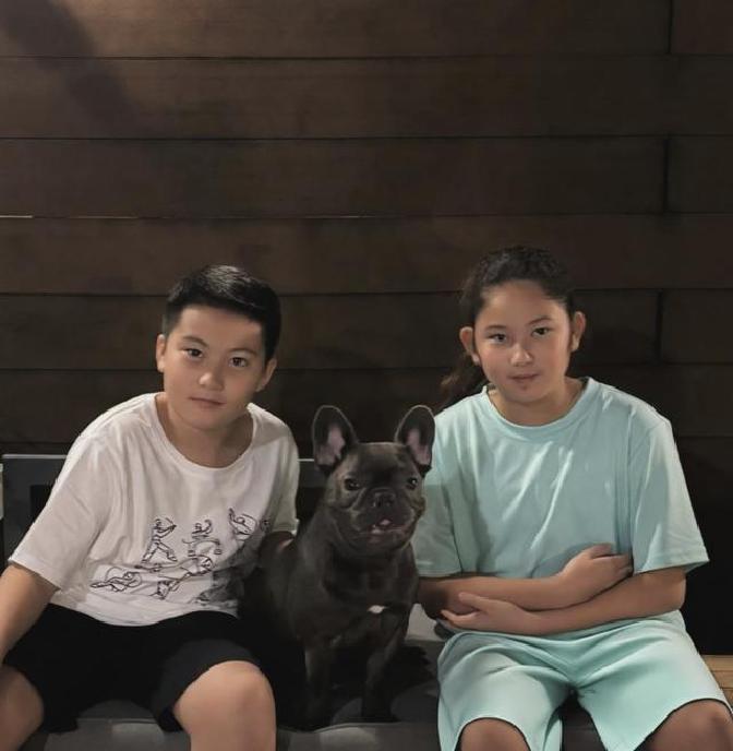 娱乐圈里真有这么巧的事，同龄闺蜜事业同行，连孩子长大后都越长越像。

香港女星郑