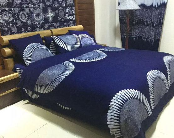 又被老祖宗的黄衣服审美硬控了 鹭鸟翩跹的彩色蜡染，中原棉纱交织黔地麻丝，千针万线