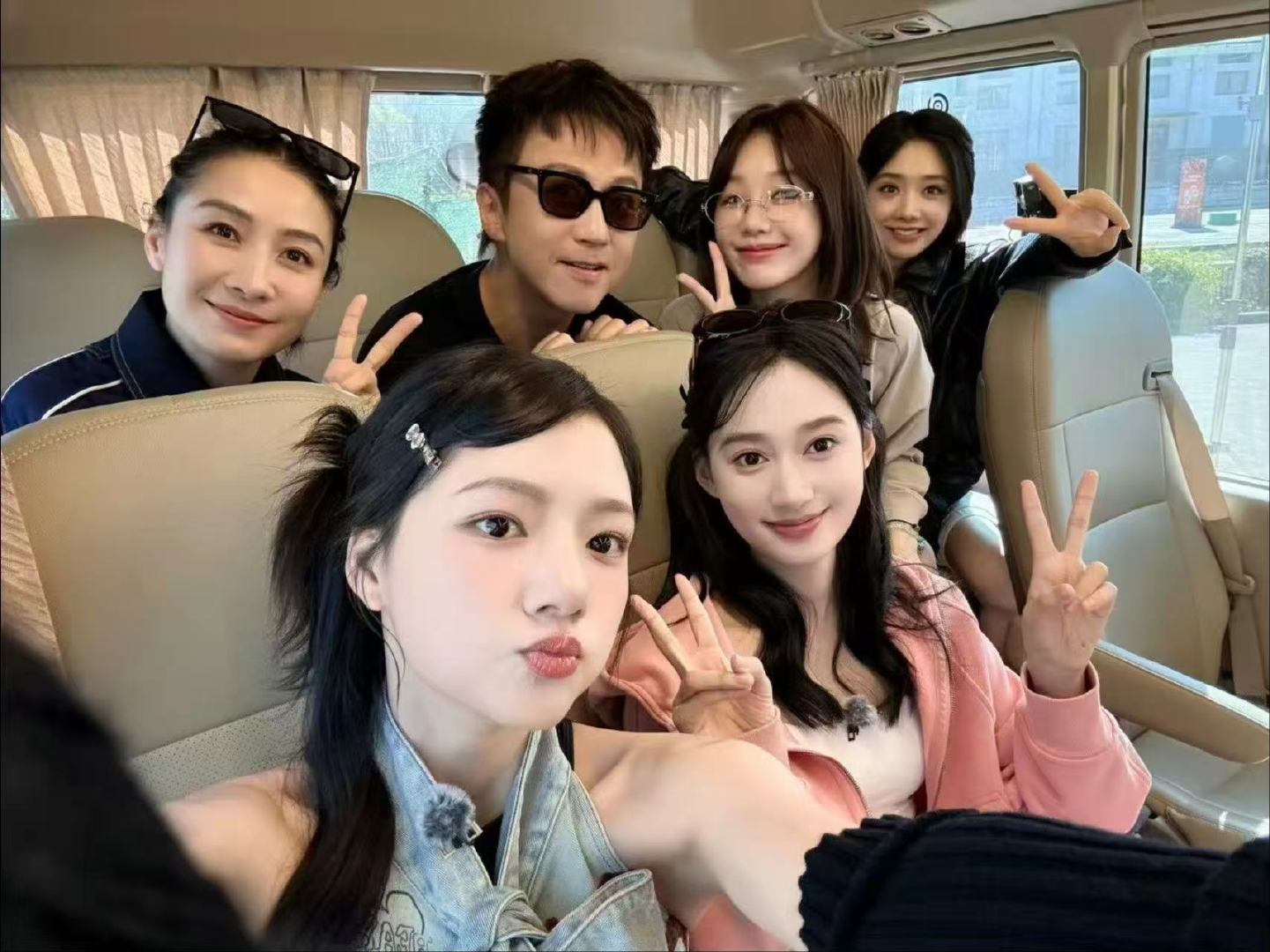 邓超五哈被美女包围邓超被美女包围 邓超五哈被美女包围，晒合照说新阵容 