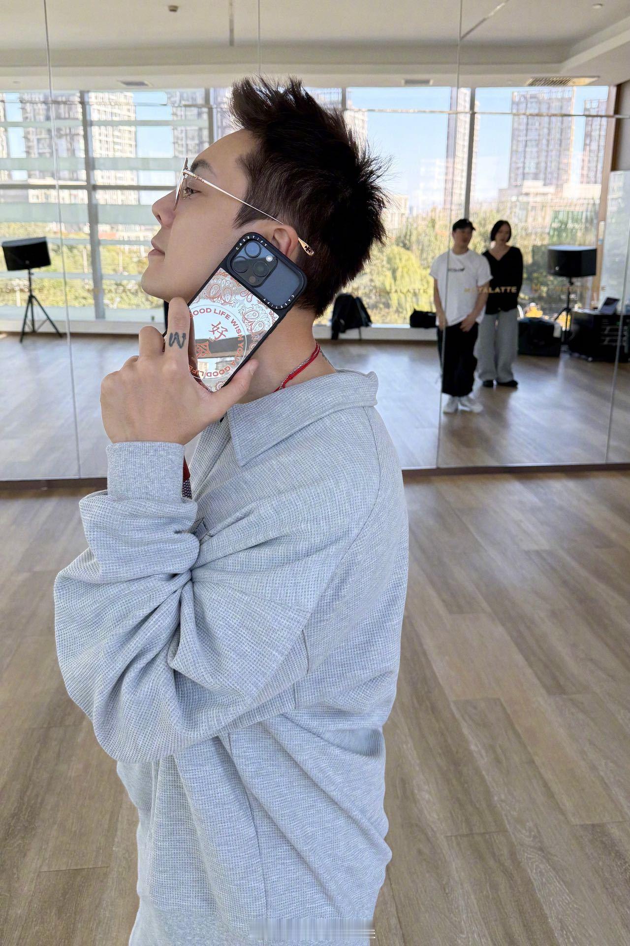 陈伟霆好命哥手机壳被在为音乐节蓄力的微博照片帅到失语！终于给我蹲到《许我耀眼》售