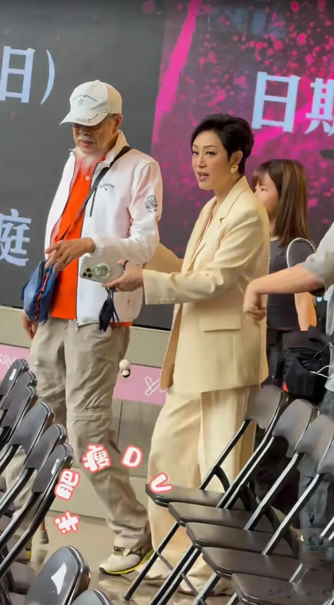 不愧是“三料港姐”啊，选美出来的就是不一样，经得起时间的考验！
陈法蓉带着爸爸来
