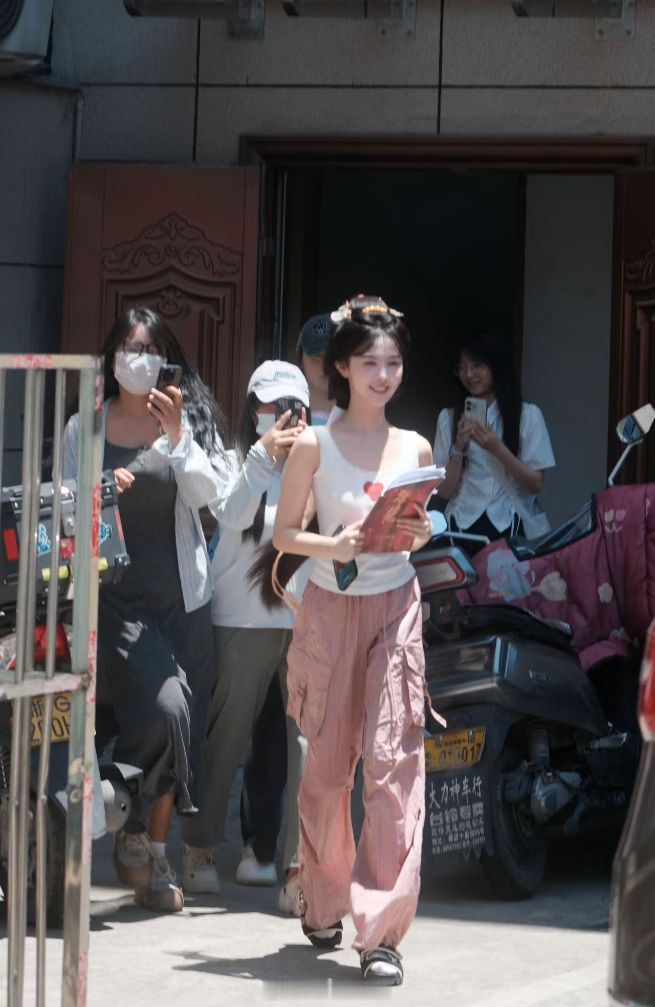 吴施乐[超话]  看演员请就位的时候，感觉吴施乐是挺真诚一小姑娘，也试过不少戏那