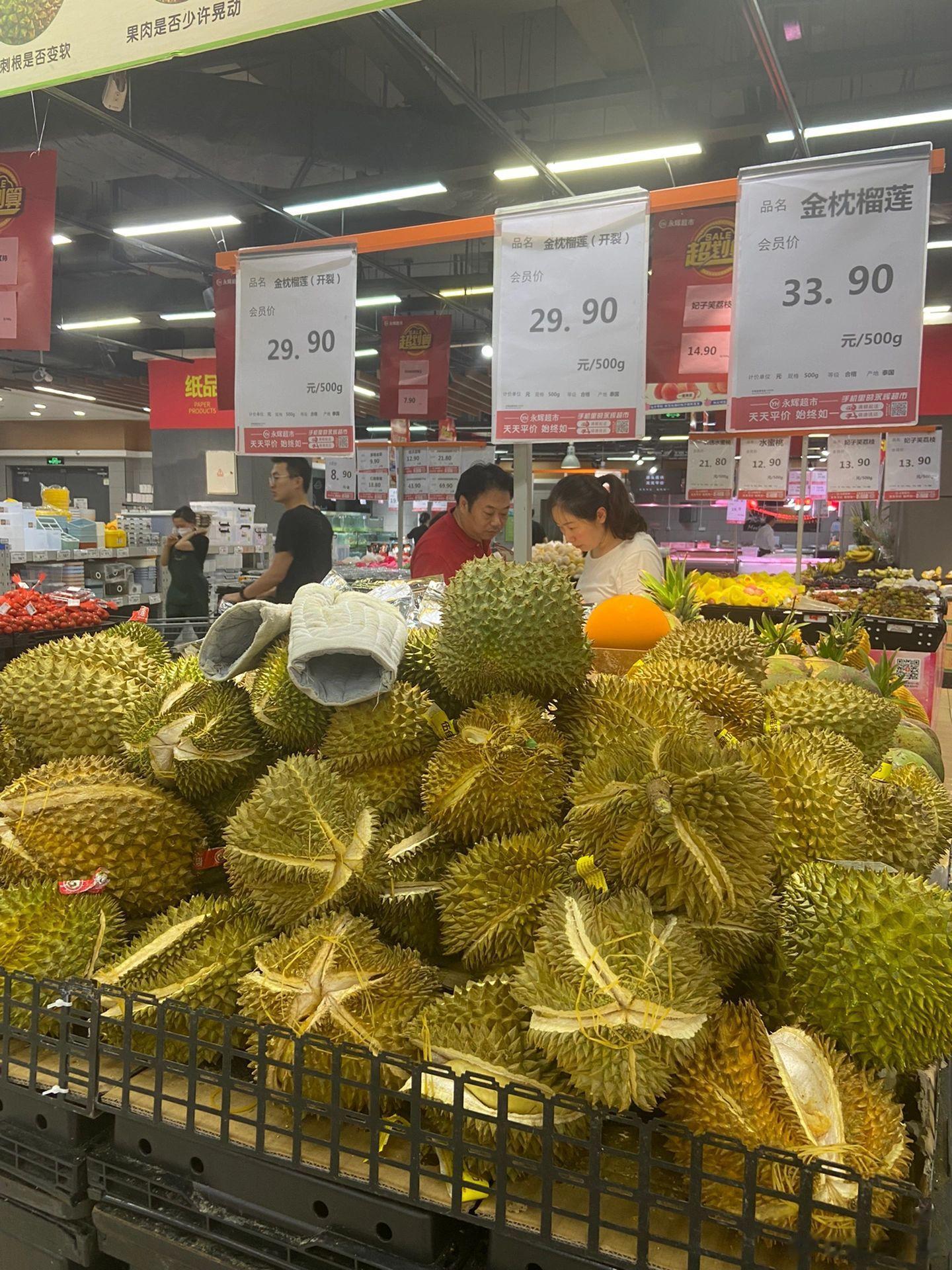 裂开的榴莲居然没人要了！榴莲贵到不行，大家都不买账吗？这价格算便宜还是贵？ ​​