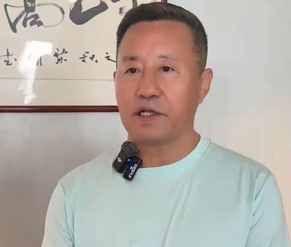 不听赵本山劝告，抛弃发妻净身出户，转身迎娶小19岁“女儿闺蜜” 