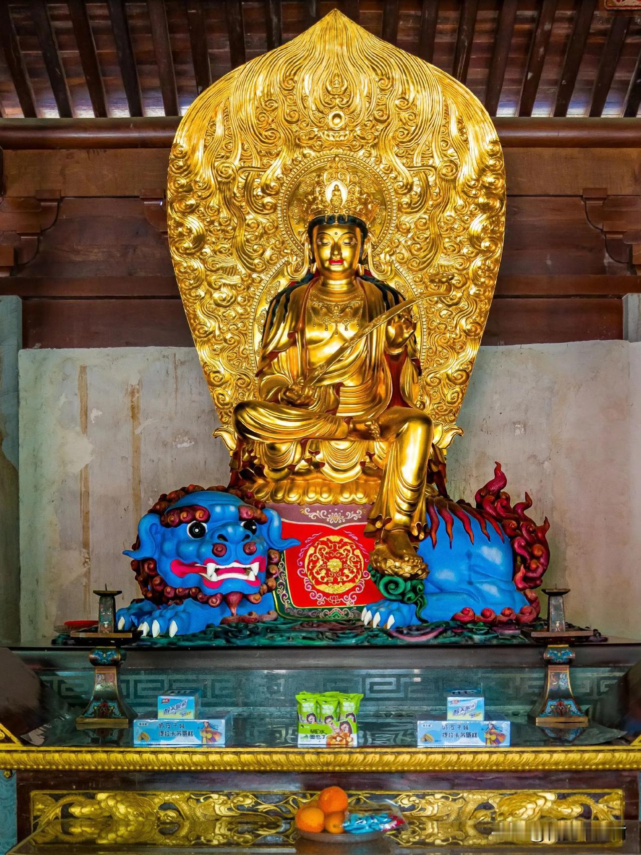 少林寺文殊殿｜智慧菩萨，骑狮而来
逛少林寺，别错过文殊殿这尊光彩夺目的文殊菩萨。