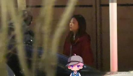 殷桃和朋友聚会回来脸又僵又肿，和荧幕上万人迷的形象差距很大，她是圆脸很容易水肿，