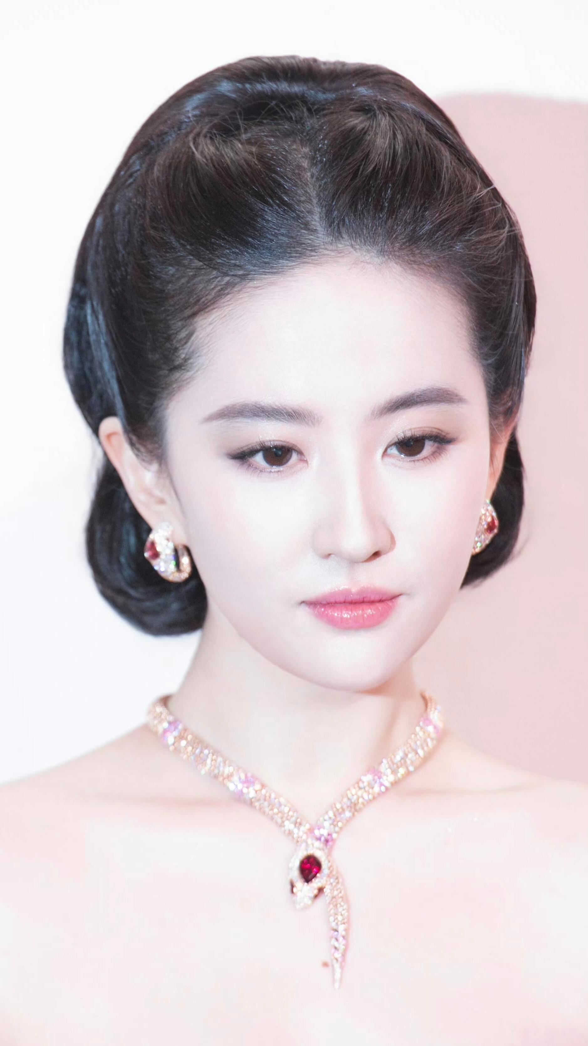 众所周知，刘亦菲是个形容词 