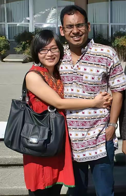 美女紧紧的抱着她的印度老公。不知这男子给啥彩礼？是88W外加一套大平层，三金还是