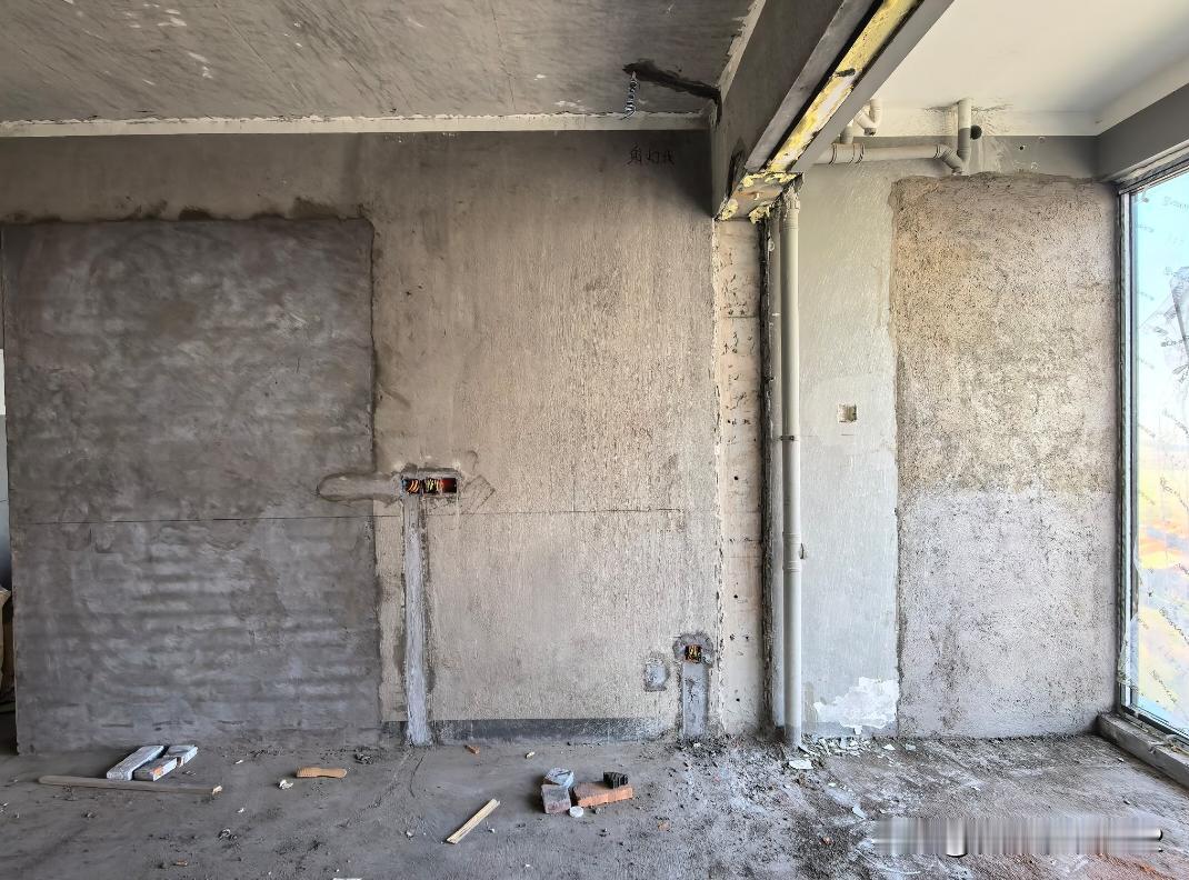 这根下水管怎么办？
    这根移不了位的下水管怎么办，是想把原来阳台砖垛子打通