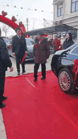 婚礼现场，新娘迟迟不下车，新郎干着急，因为新娘要的5万下车礼还没到位。

这时一