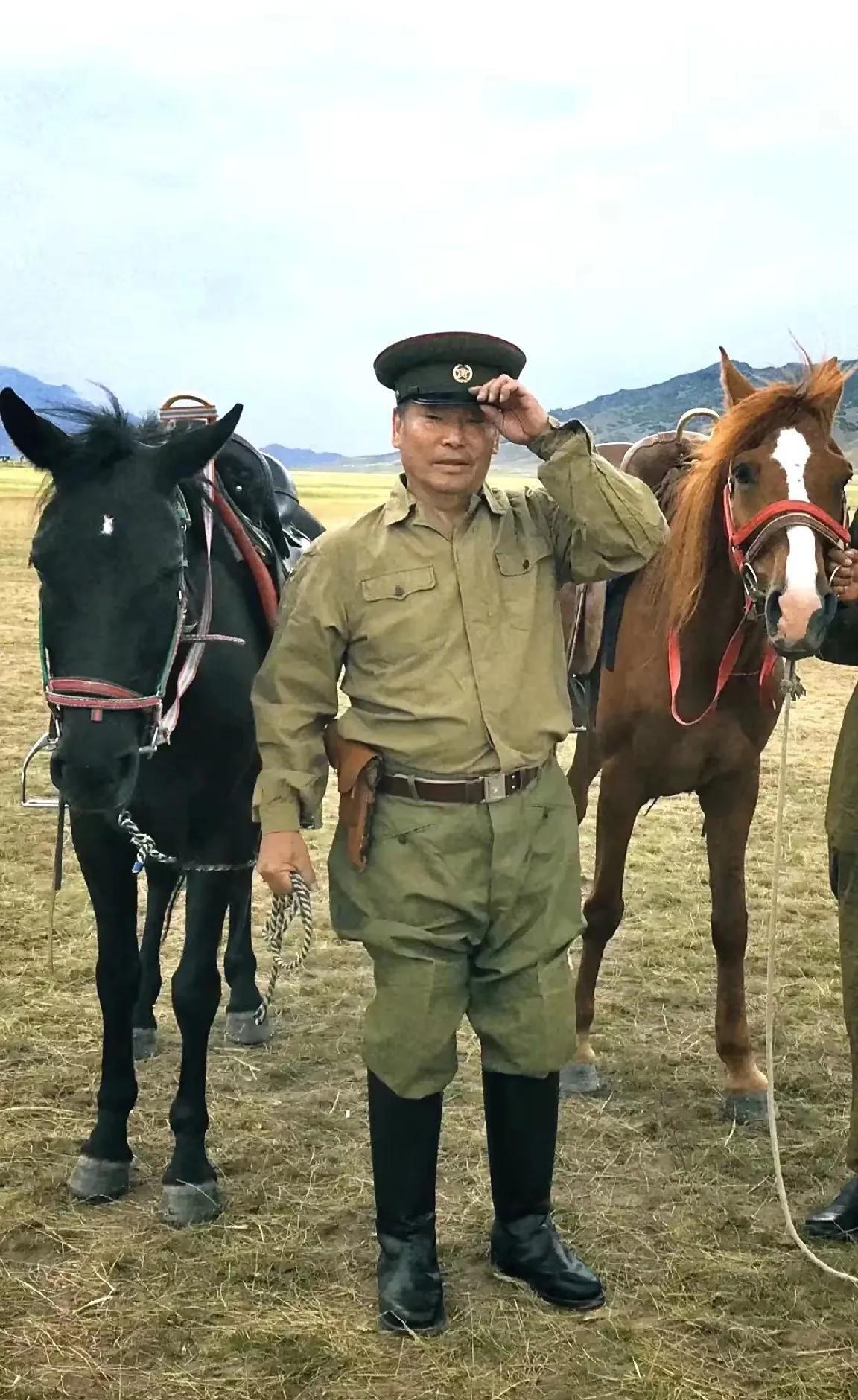 一中年大叔穿上父亲当年的老军装，来到父亲当年服役的地方 合影留念，居然没有违和感