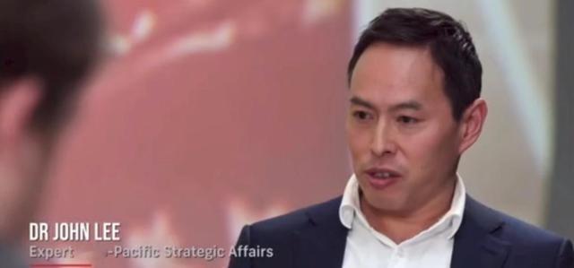 澳大利亚著名的反华教授李约翰，在节目中发表自己的反华观点时，主持人突然对他说，如