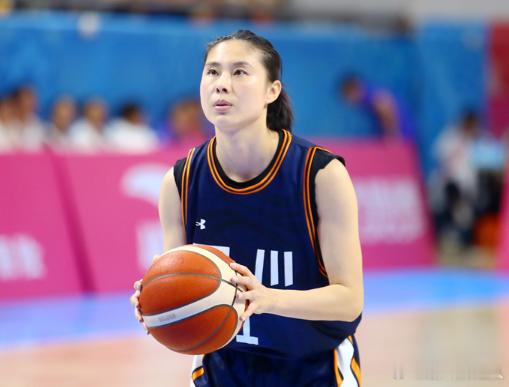 王思雨兼任四川女篮助教 据消息，四川女篮官宣，王思雨加入教练组，开始担任助理教练