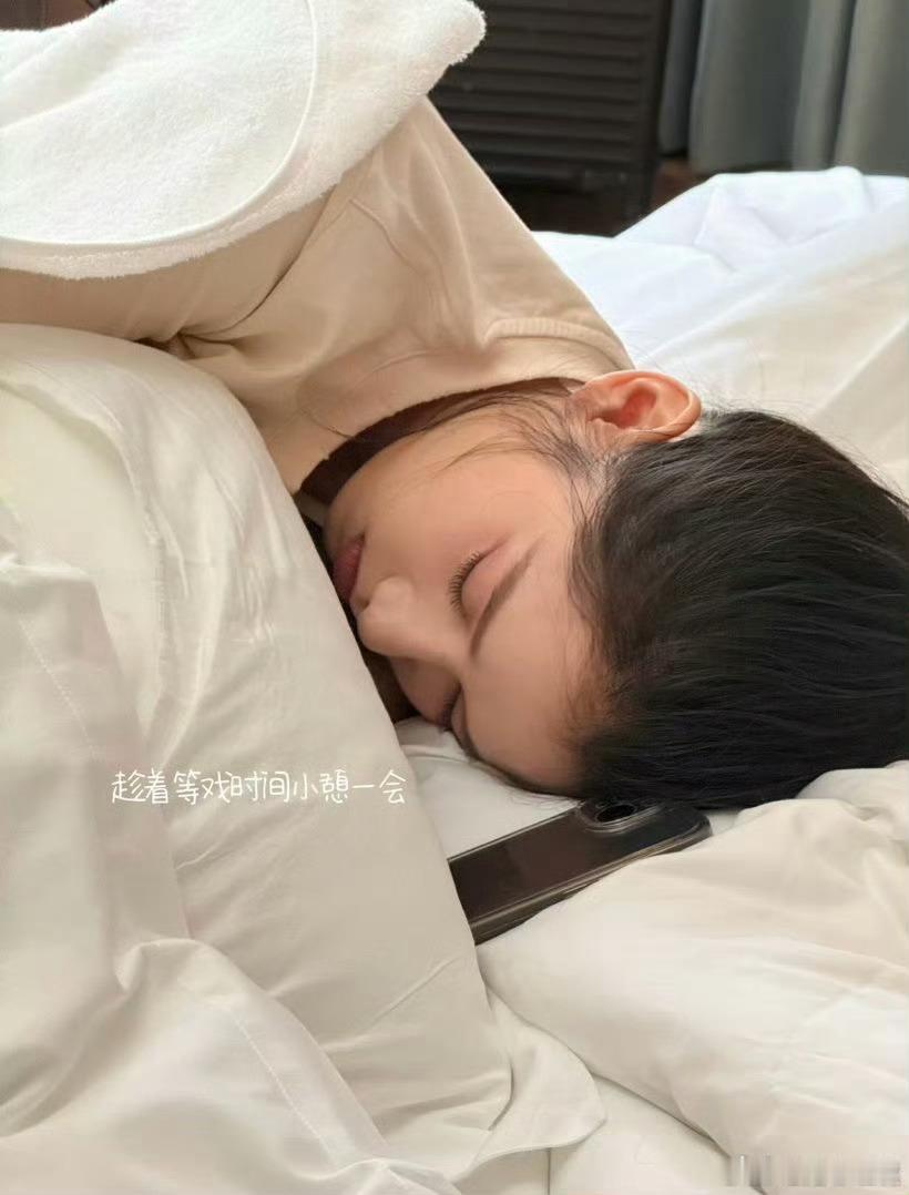 张婧仪 怎么会有人睡觉也这么好看美女的日常是把豆仔揣在怀里一起出门！睡颜照安静温