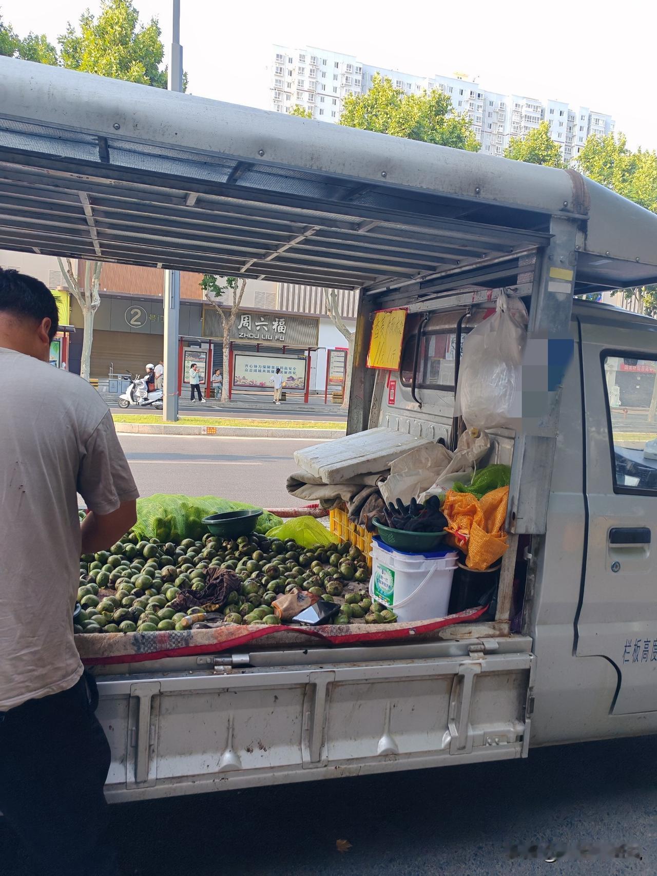 果然网购更具性价比
8月24日，这段时间，西安城到处都是卖鲜核桃的摊，今天路过，