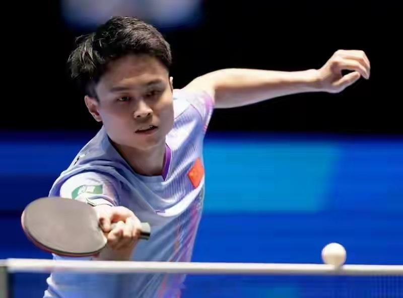 乒乓球亚洲杯男单八强已决出四席，卫冕冠军王楚钦3-0横扫新加坡选手郭勇，三局比分
