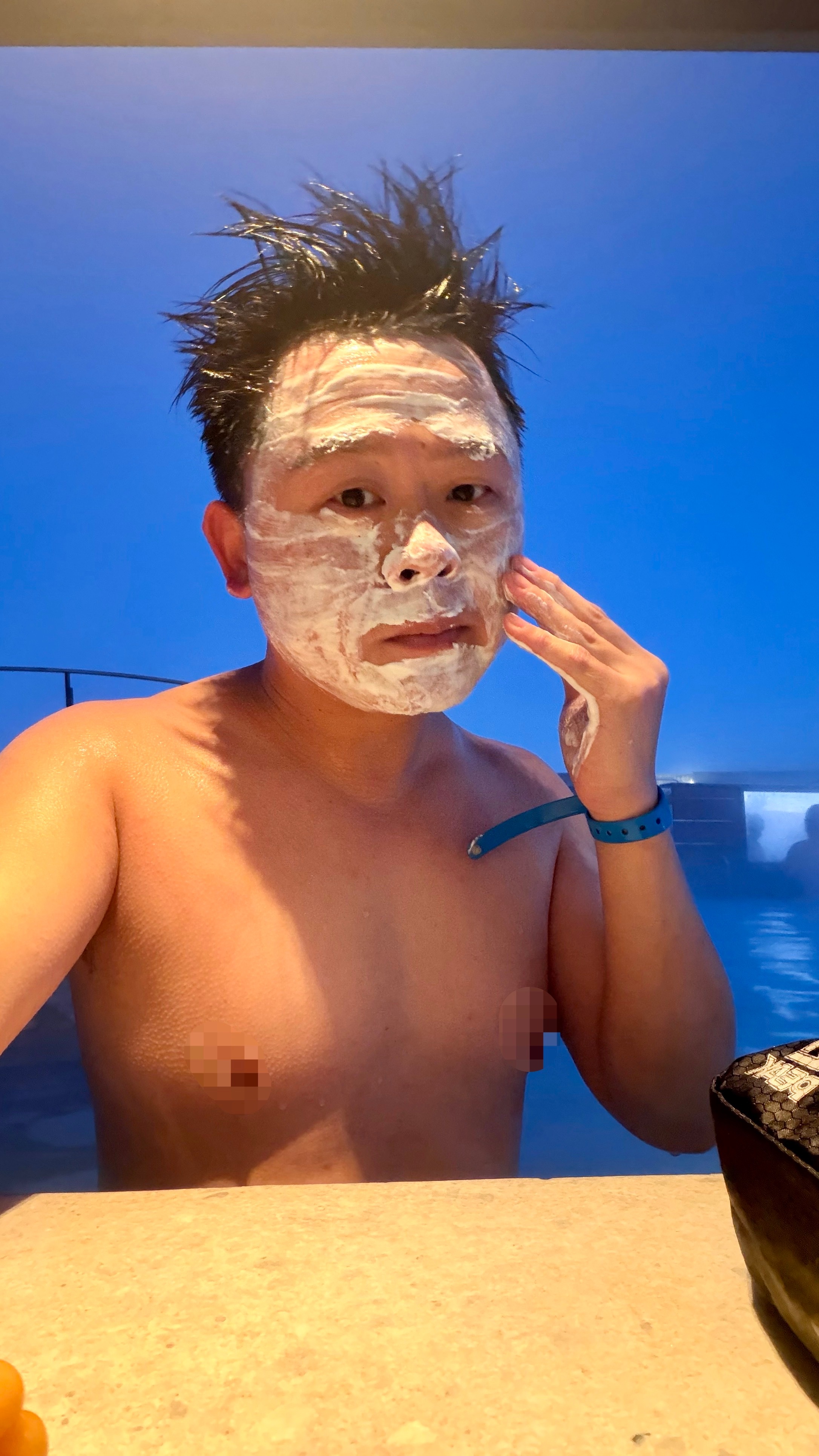 冰岛必打卡蓝湖温泉！奶蓝奶蓝的水配黑火山岩，拍照巨出片，免费的火山泥面膜随便敷，