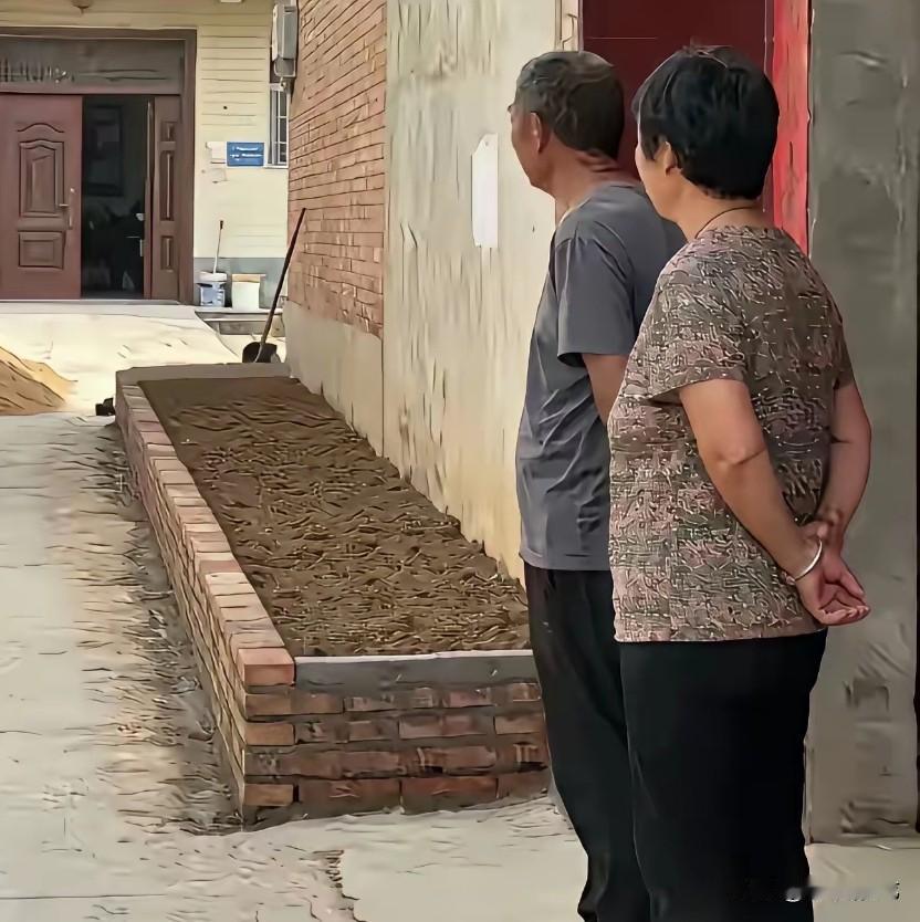 人老了都会面对生离死别，但现今的生离死别并不浪漫，而是凄凉。当今的情况，人老了大