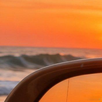 晨光穿透云层，带来光明与温暖。新一天，愿你心中有光，无畏前行。 