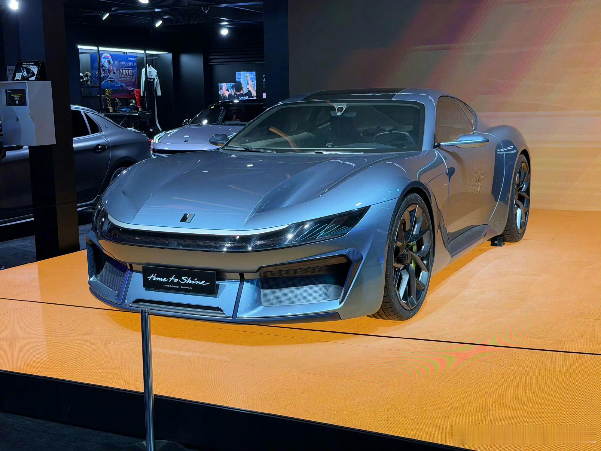 领克的设计语言从这款GT 开始，明显更战斗更年轻了。尤其车头，以前两道垂直的头灯