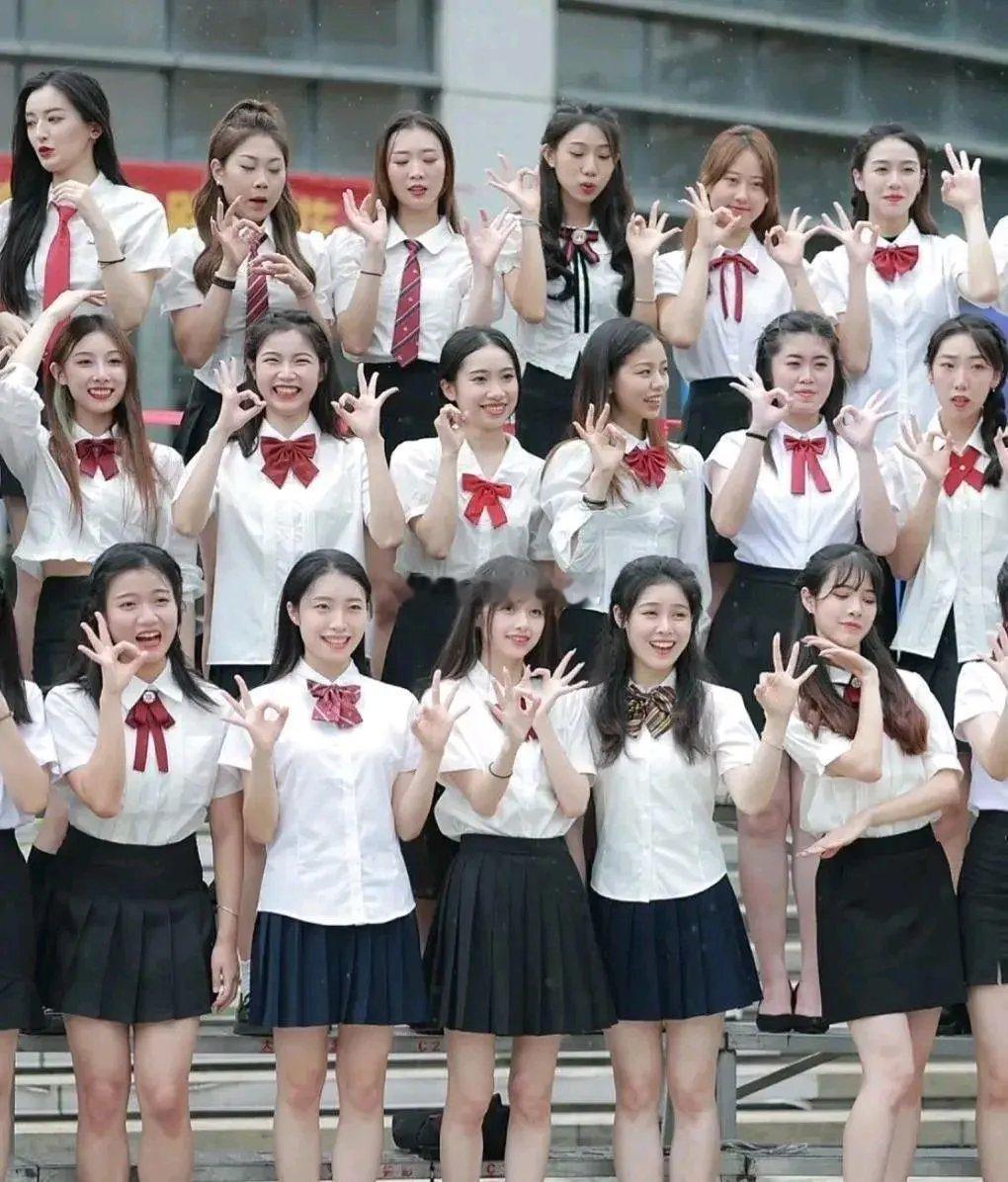 电影学院每个都是女明星长相，颜值都一样，就是缺人捧。 ​​​