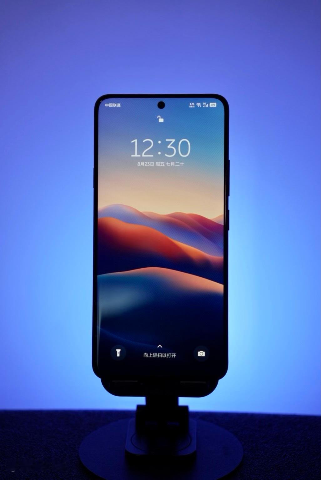 全新NIO Phone 月辉银​丝滑流畅0广告的系统，漂亮舒服的等深四曲屏，独立