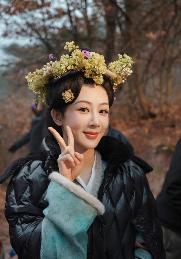 网传杨紫出演《玉兰花开君再来》
搭档黄轩，说搭档成毅的有点太假了，成毅后面依旧是