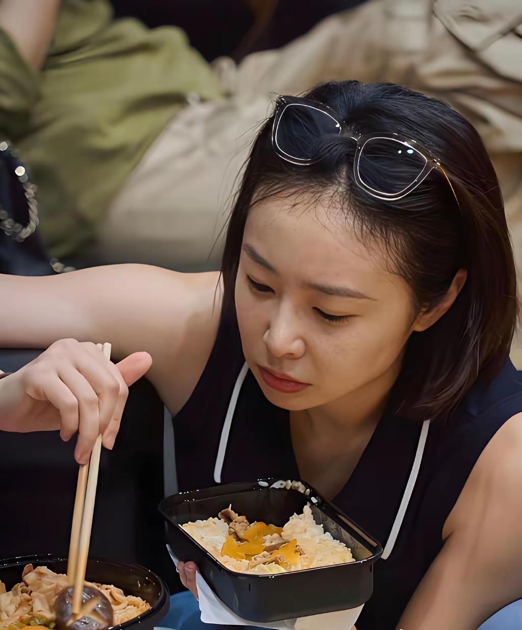 高叶这么有钱也吃外卖，真接地气的明星