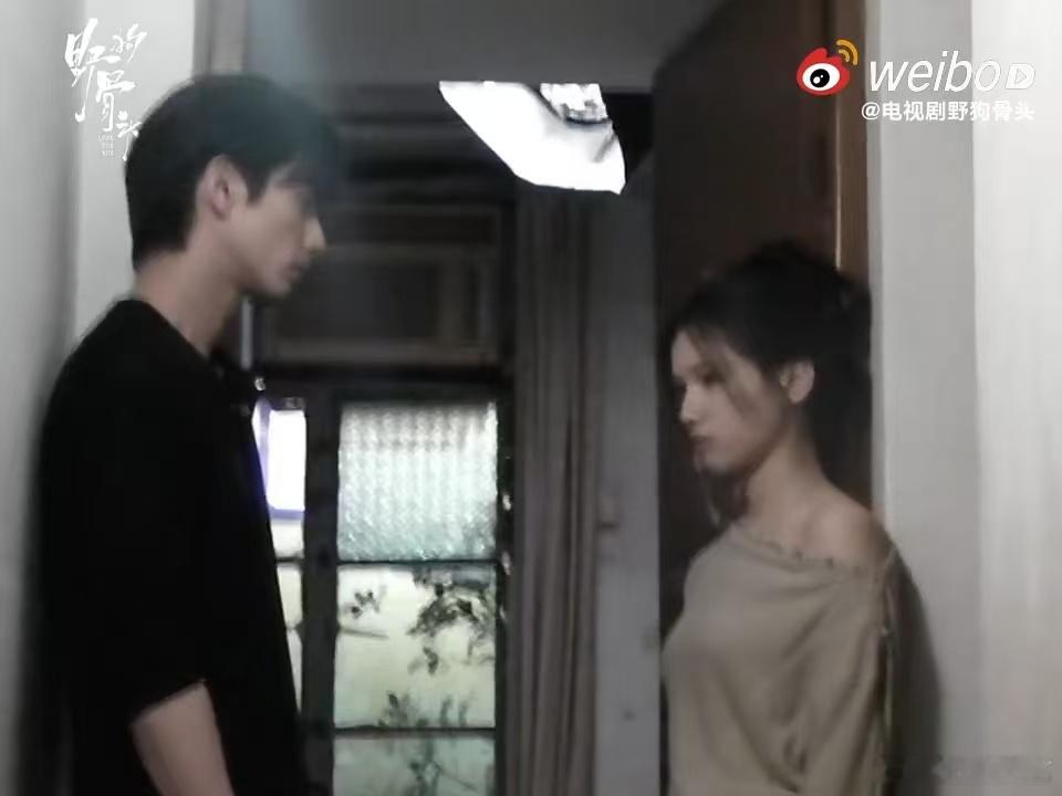 张婧仪宋威龙一款古早味cp谁被这组颜值惊艳！《野狗骨头》里古早CP感拉满，张婧仪