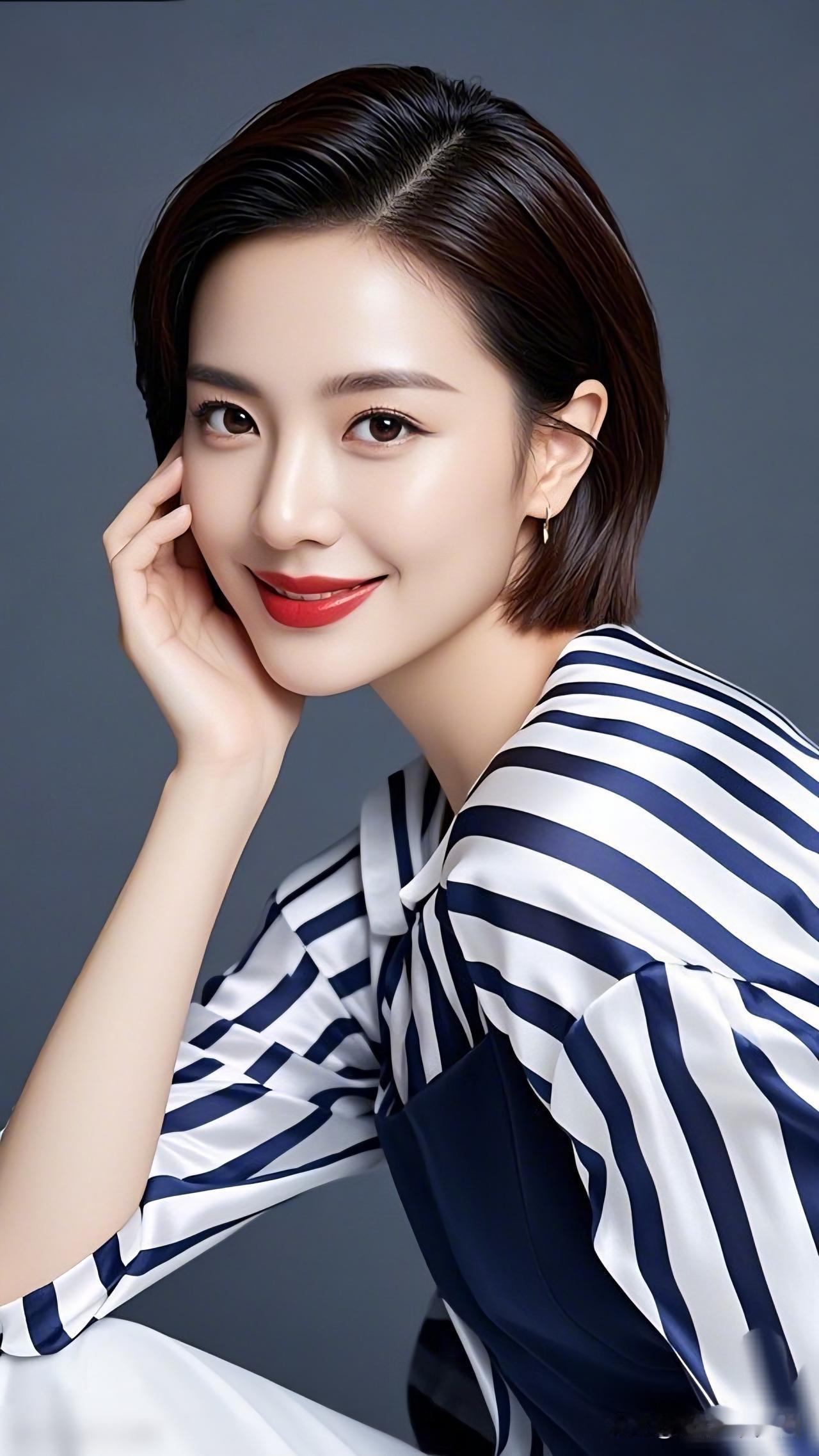 甜美少女风，红唇与条纹衫的完美搭配，尽显青春活力！💄👗💃哪些异域美人美到你