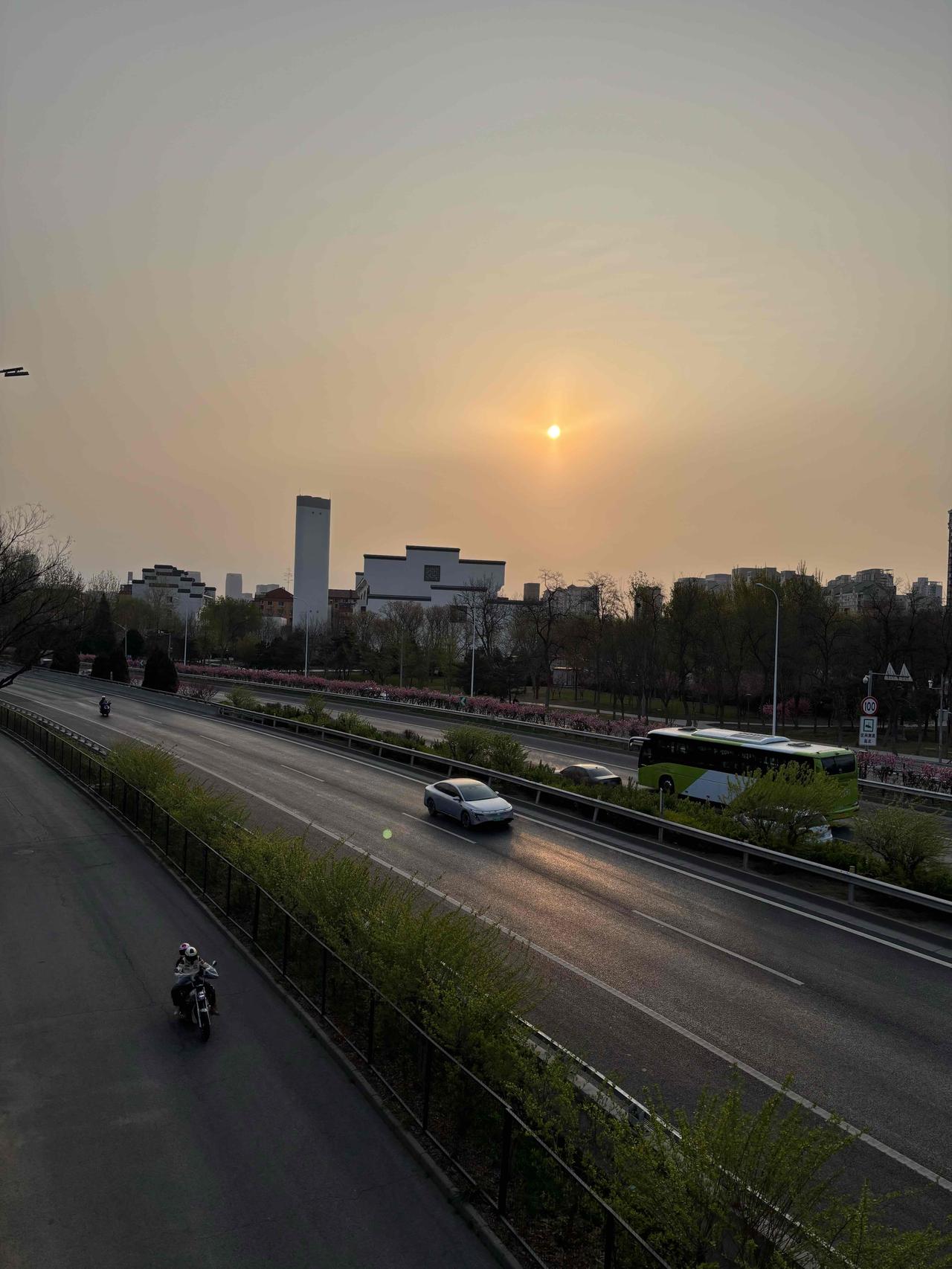 跑完步就喜欢站在这个角落看旭日升起，漂亮的徽式建在绿色之中，在金色阳光普照下显得