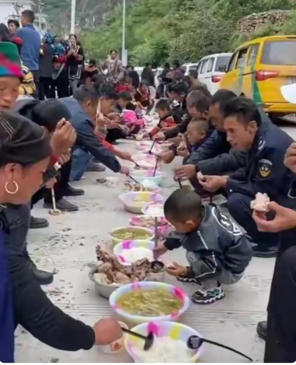凉山的习俗也是绝了！
吃个酒席，菜都放地上，如果狗，猫去吃咋办！
风一吹，灰尘都