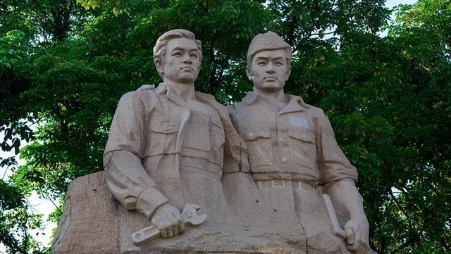 1939年冬，太行山深处寒雨连绵。队伍疲惫，夜色如墨，生死悬于一线行至半途，竟有