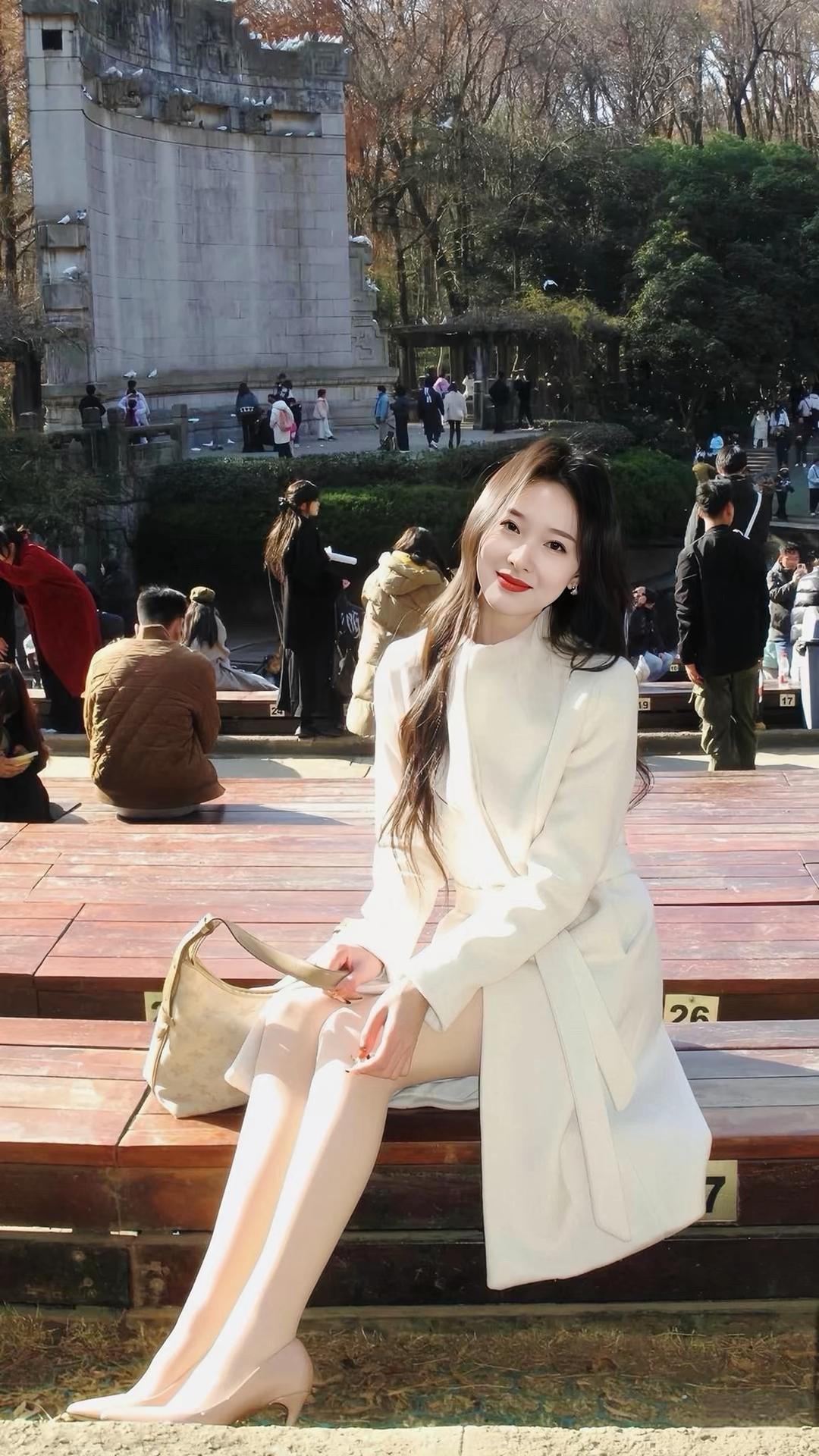 白玉凝霜，人间绝色

阳光倾洒的刹那，天地间仿佛只为映衬她一人。一袭月白色长款大