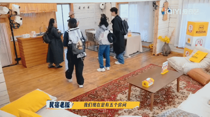 刘晓庆张柏芝不争不抢睡哪都行 张柏芝只是语言障碍和大家沟通不方便，人很好的[抱一