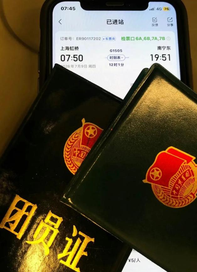 都说这代年轻人集体垮掉、精致利己，可仍有少年隐瞒父母千里赴灾区，青年自有家国担当
