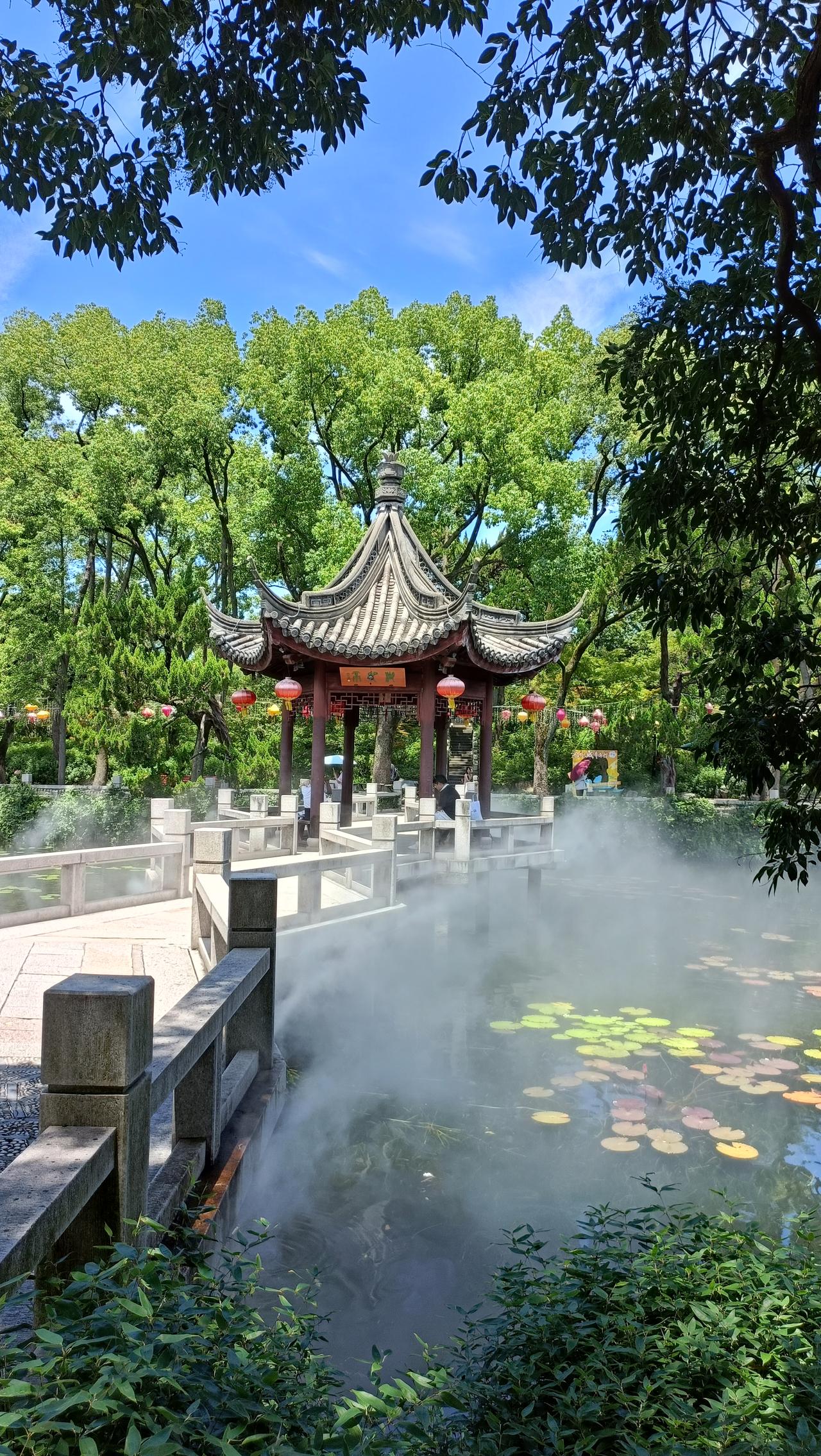 这景色真美，像在仙境一样！
上联：年年如意日日好，
下联：请友友赐下联