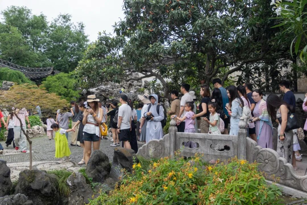 端午文旅消费新体验 端午节，你出去玩了没有？端午假期，扬州游人如织。亭台有戏、湖