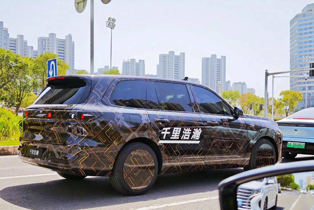 2025年国产大型SUV扎堆涌现，吉利银河星舰9谍照来了！

9字辈SUV再添一