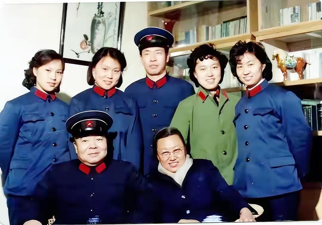 杨国宇，1914年生于四川仪陇，和朱德元帅是同乡，家里世代务农，日子过得十分清贫