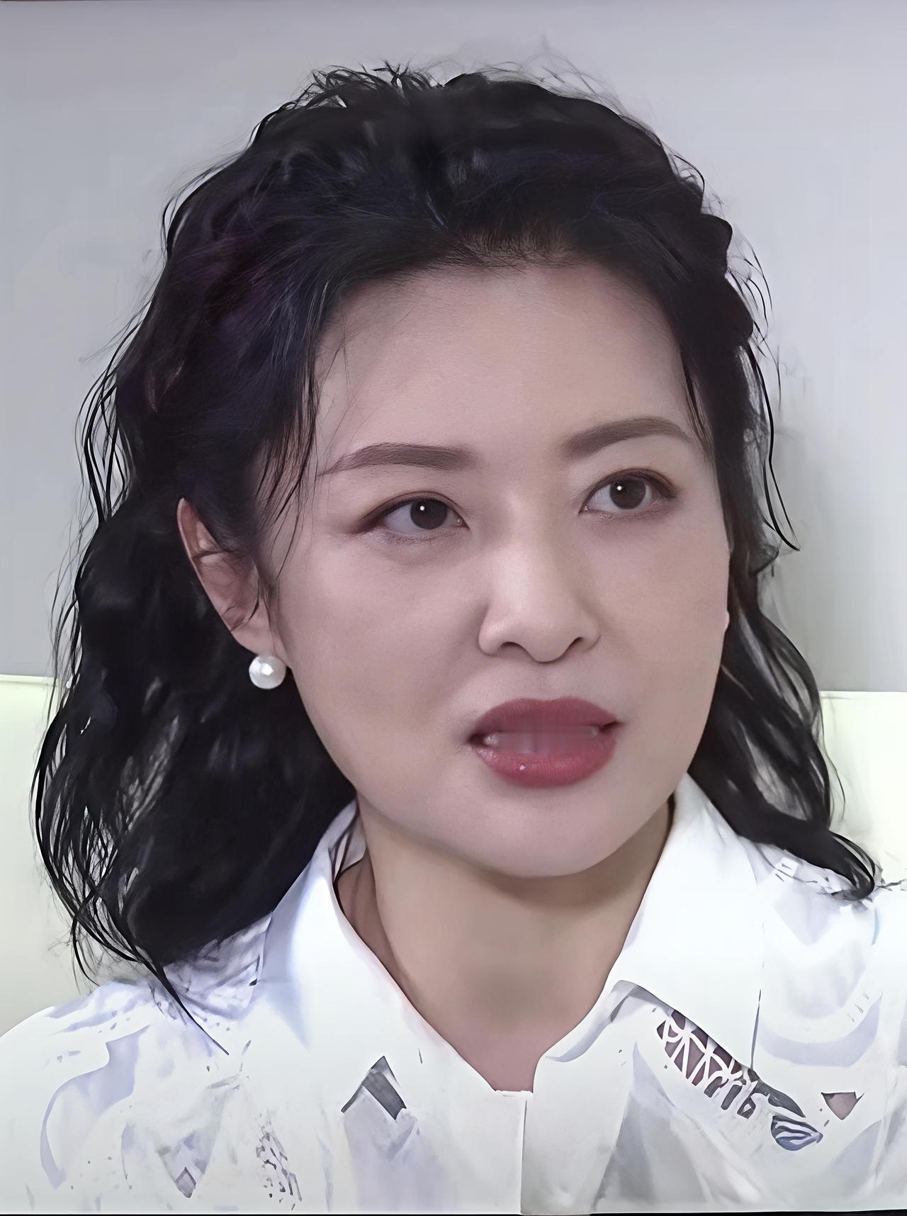 从公众视线中消失了多年的美女，今年58 岁了突然在网上又火起来，谁解其中意啊！