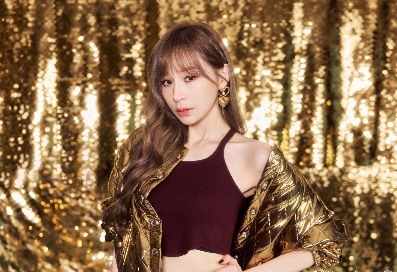 金色发财穿搭封神！王心凌这套造型闪到晃眼，连续唱跳五首金曲，每首都是暴富BGM，