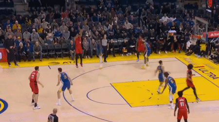 库里好秒传，但我看了十遍，格林这球走步了吧！仔细看！